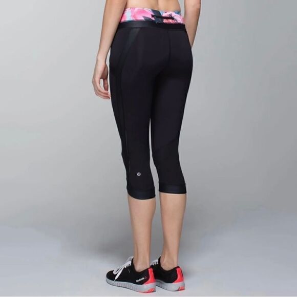 Lululemon Chase Me Crop II in Black / Secret Garden - Picture 2 of 10